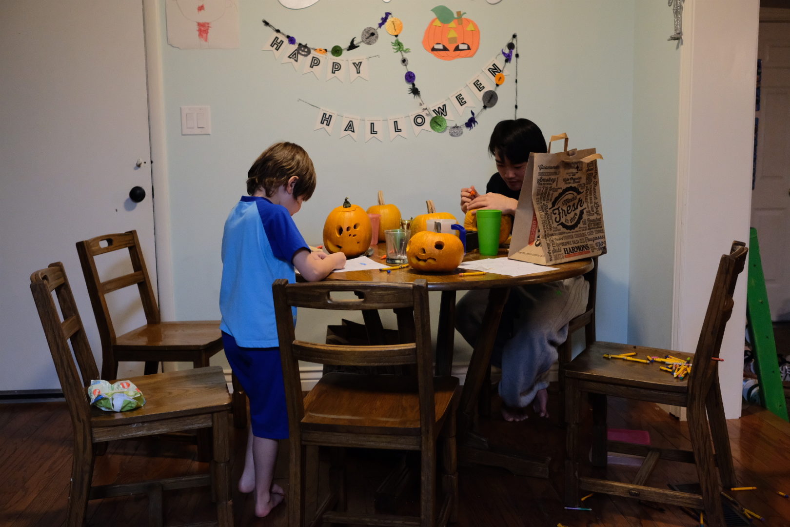 Emmett draws a new pumpkin plan, while Sho carves his pumpkin